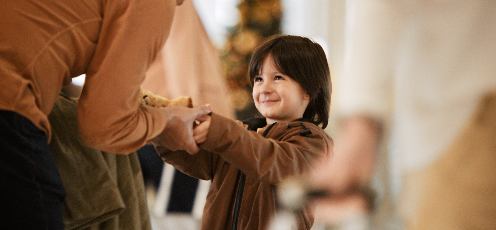 Kid receiving panettone slice