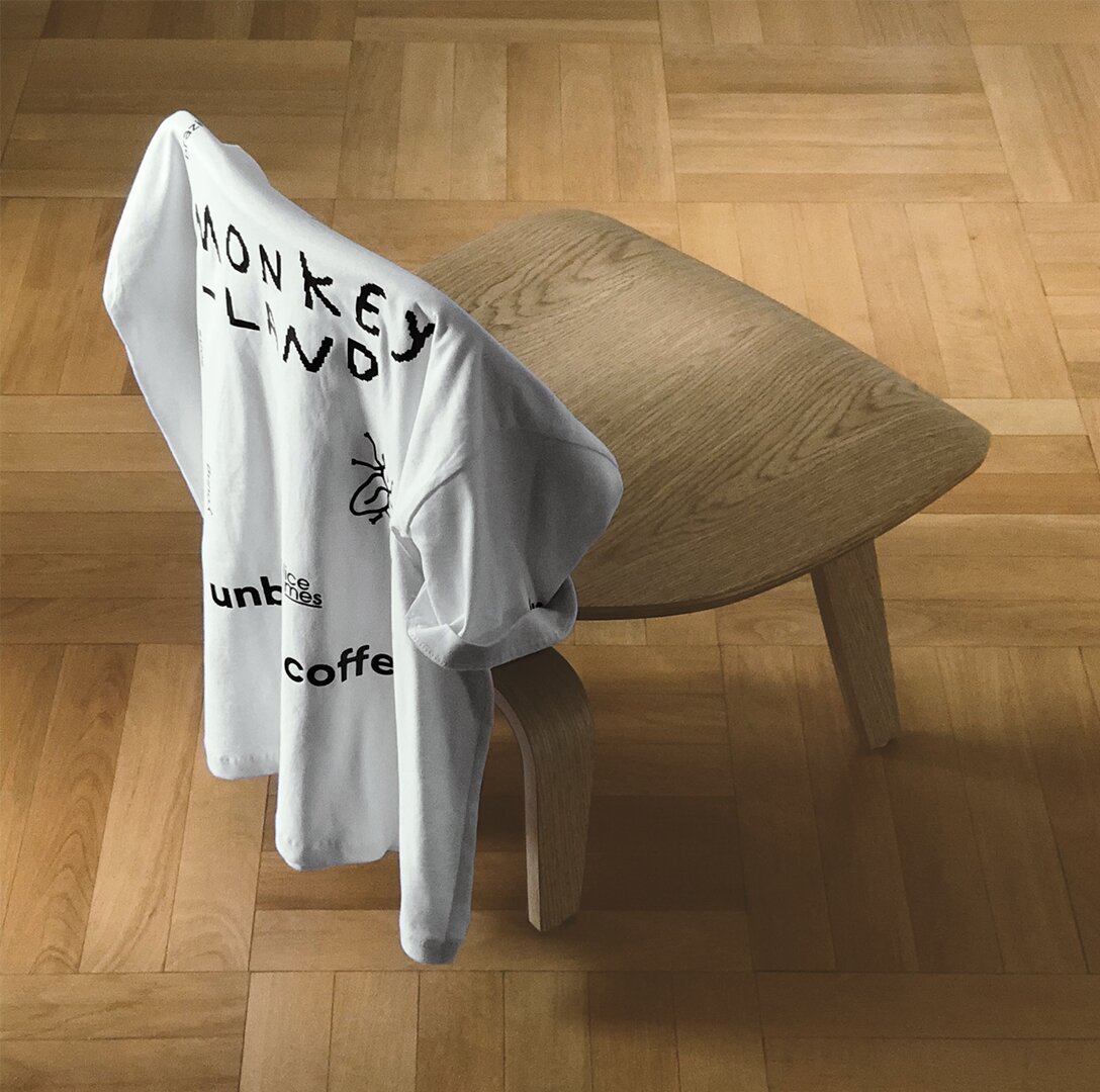 Camiseta Monkey Land na cadeira