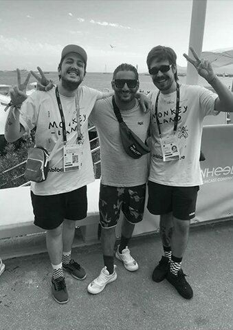 Dupla com camisetas