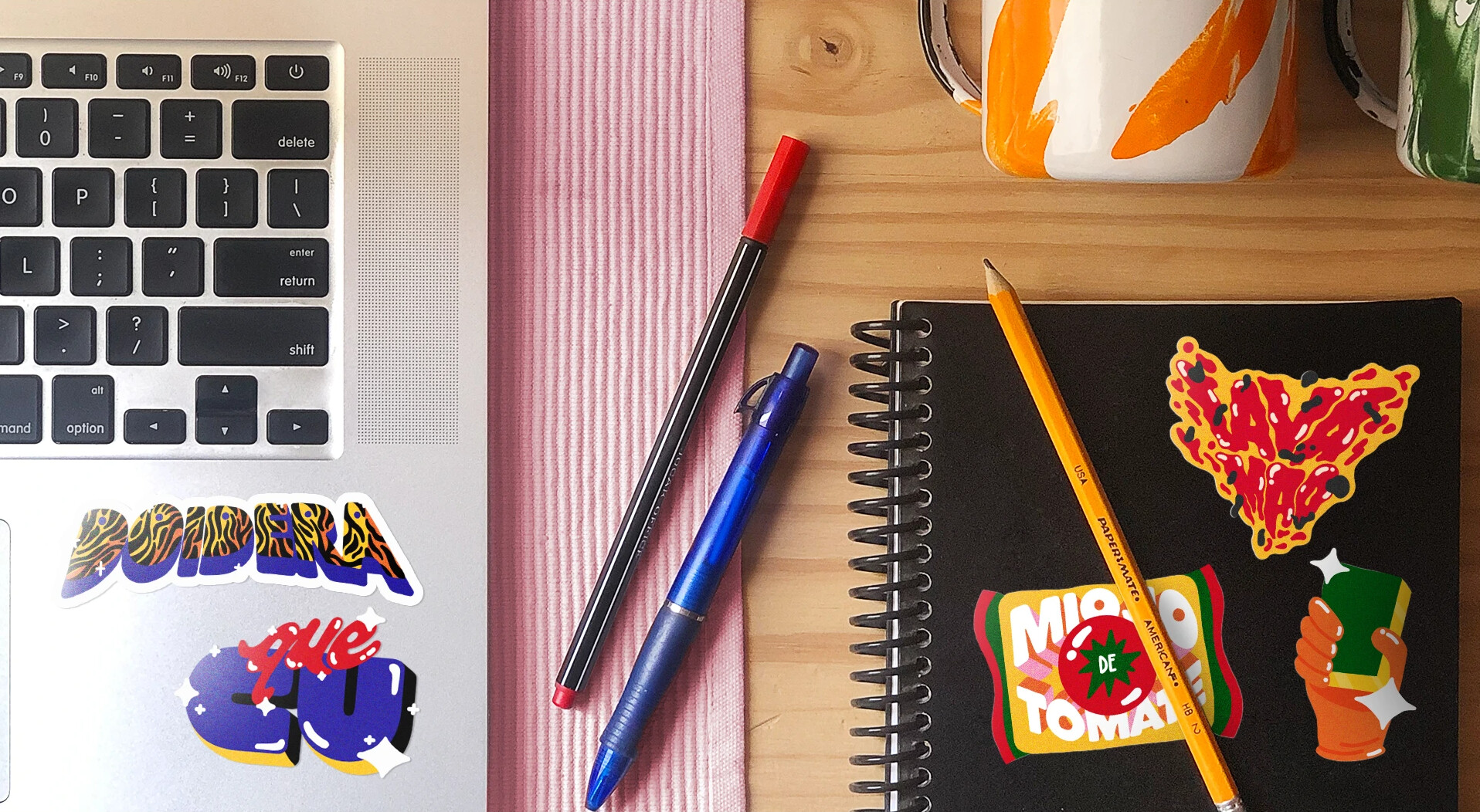 Stickers na mesa com notebook e caderno