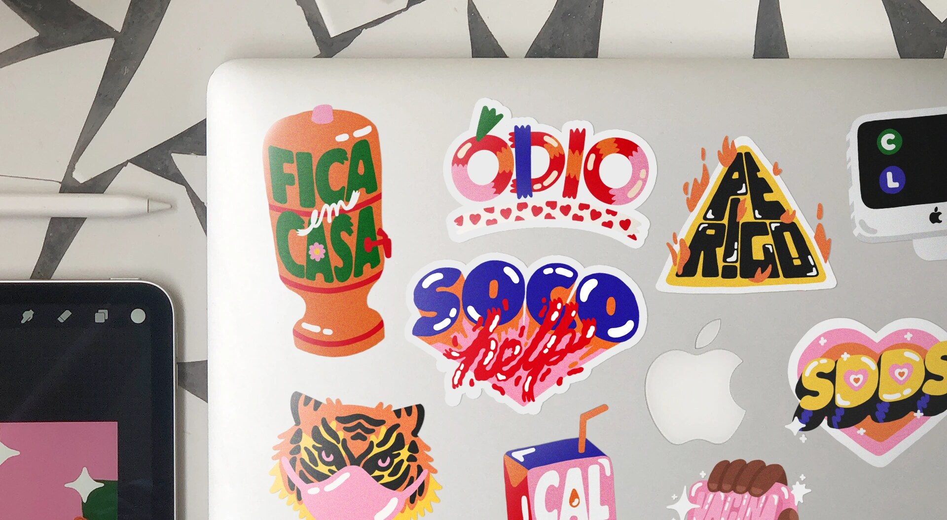 Stickers colados no notebook